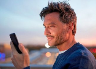 How to Flirt After the First Date & Create the Right Kind of Sparks