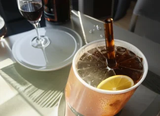 Science Study Finds A Link Between Diet Drinks and Strokes That Cause Dementia Glass of carbonated diet soda with ice alongside fresh lemons